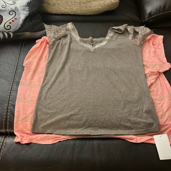 Khaki V-Neck Lace Patchwork Top - Picture 2 of 2